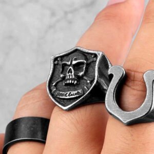 ring lucky skull shield pirateringz situation fingers